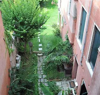 Garden Ca' Rezzonico Lägenhet